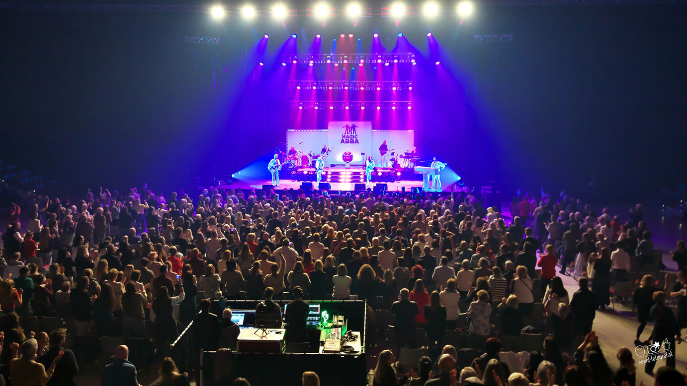 "The Magic of ABBA Bandmitglieder bei einem Live-Auftritt mit Publikum"