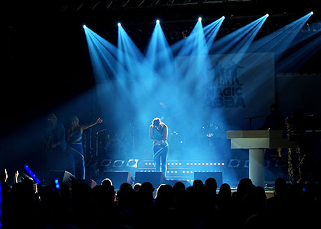 "The Magic of ABBA Bandmitglieder bei einem Live-Auftritt mit Spots"